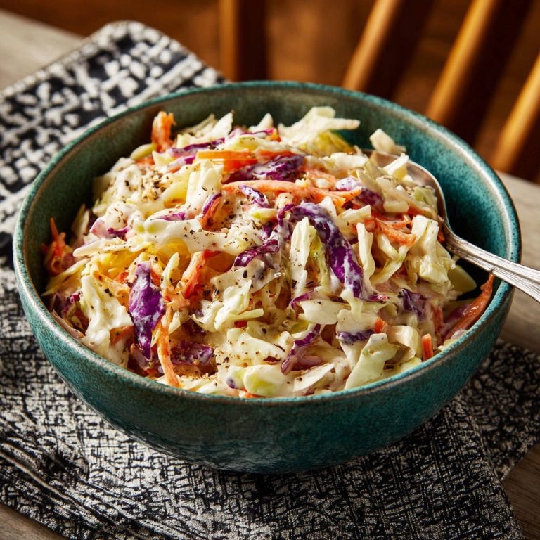 Classic Creamy Coleslaw: The Never-Soggy Secret!